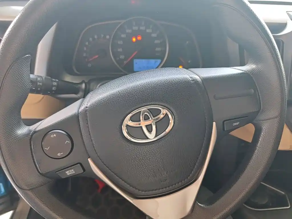 Toyota RAV4 — фото 11