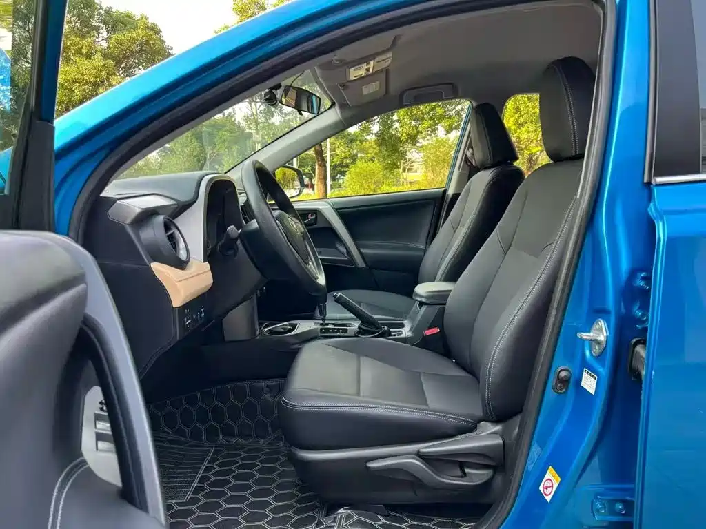 Toyota RAV4 — фото 15