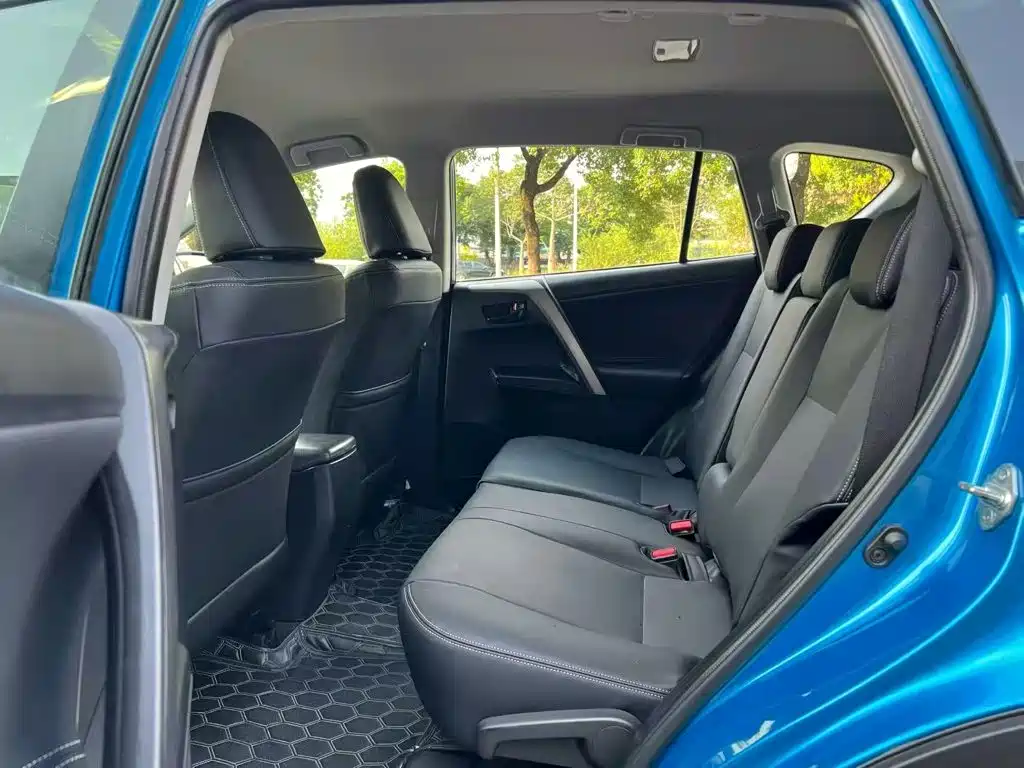Toyota RAV4 — фото 17