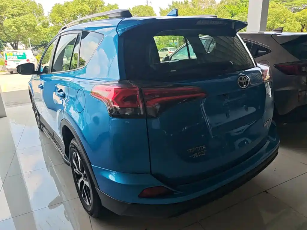 Toyota RAV4 — фото 5