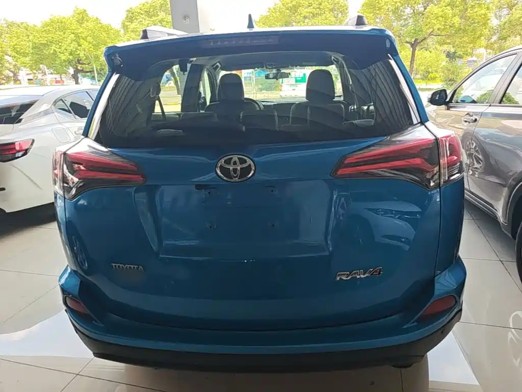 Toyota RAV4 — фото 6