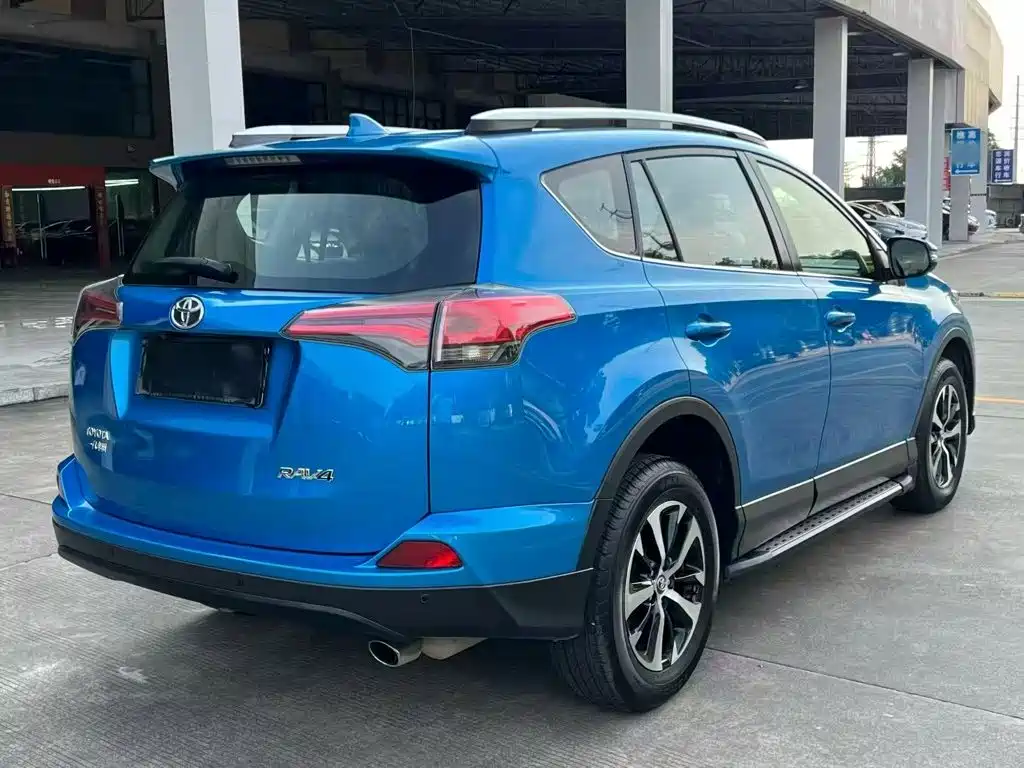 Toyota RAV4 — фото 7