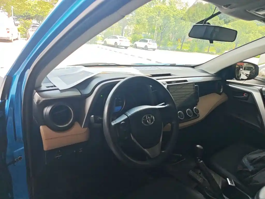 Toyota RAV4 — фото 10