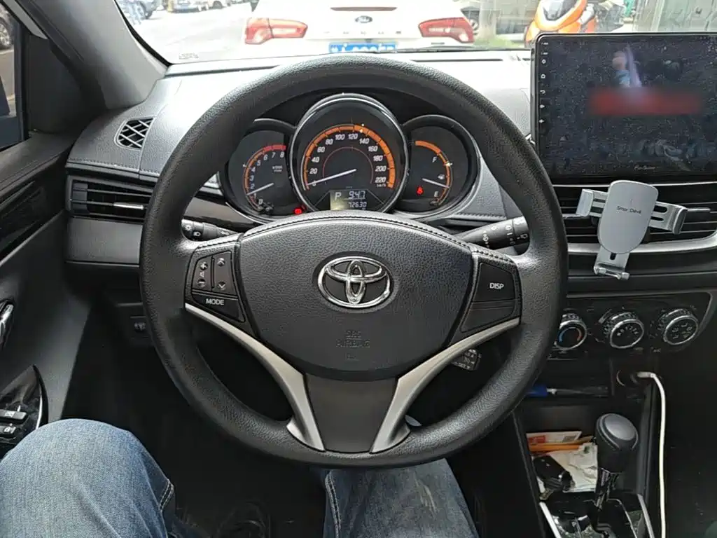 Toyota Yaris L — фото 11