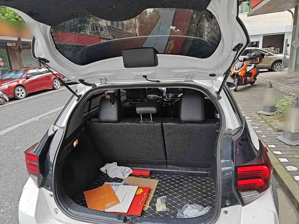 Toyota Yaris L — фото 19