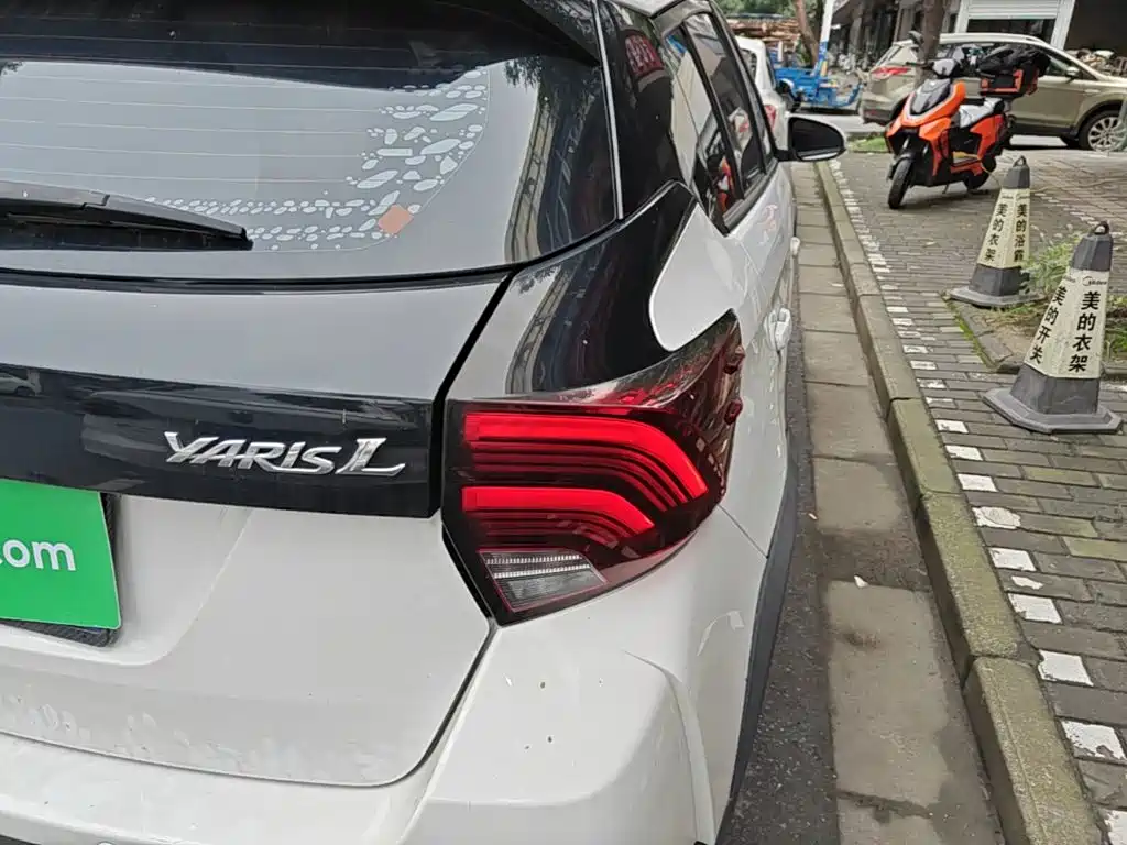 Toyota Yaris L — фото 8