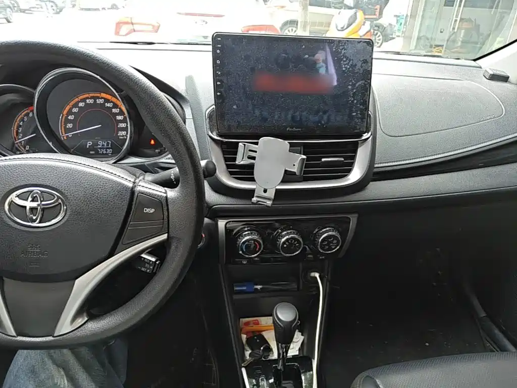 Toyota Yaris L — фото 10