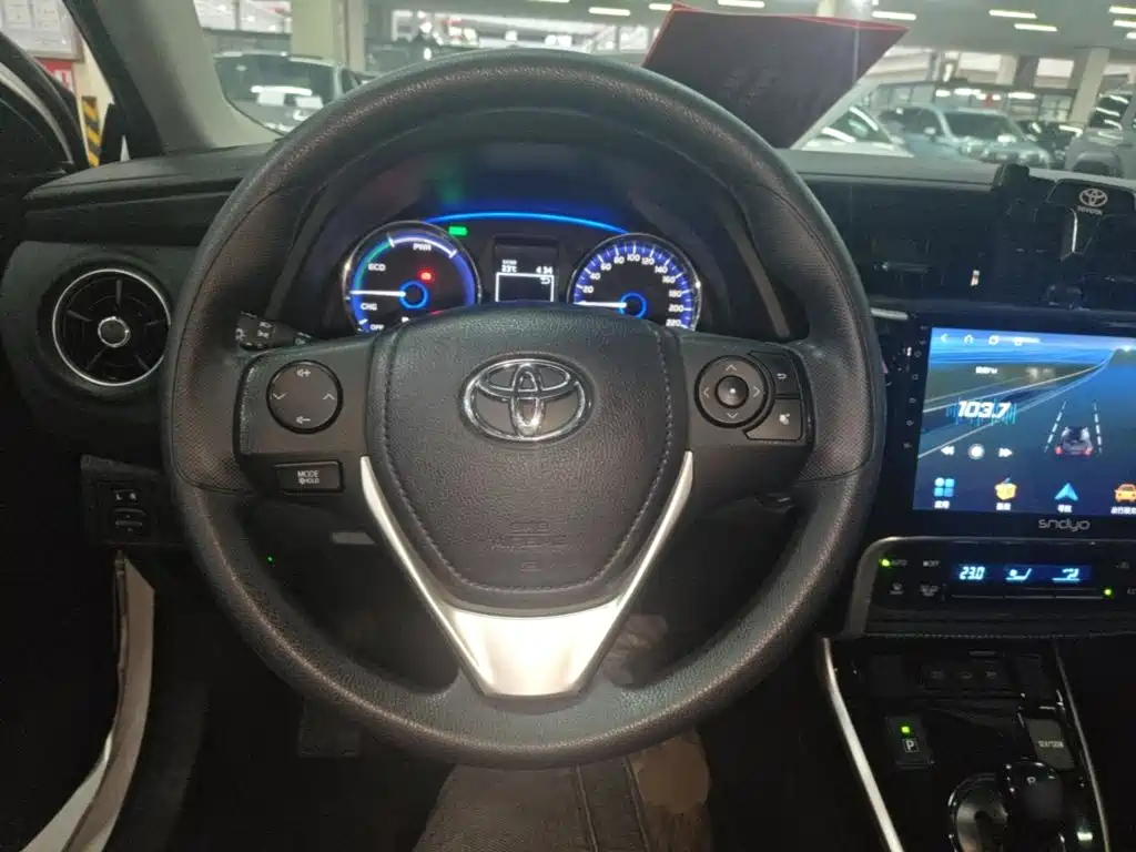Toyota Corolla Hybrid — фото 11
