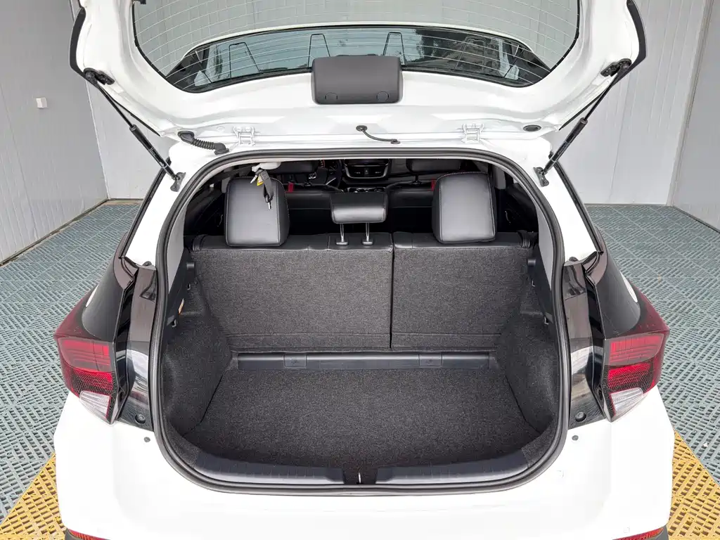 Toyota Yaris L — фото 20