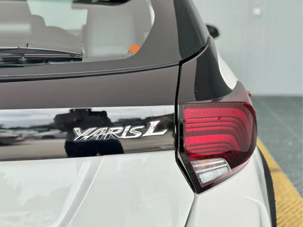 Toyota Yaris L — фото 7