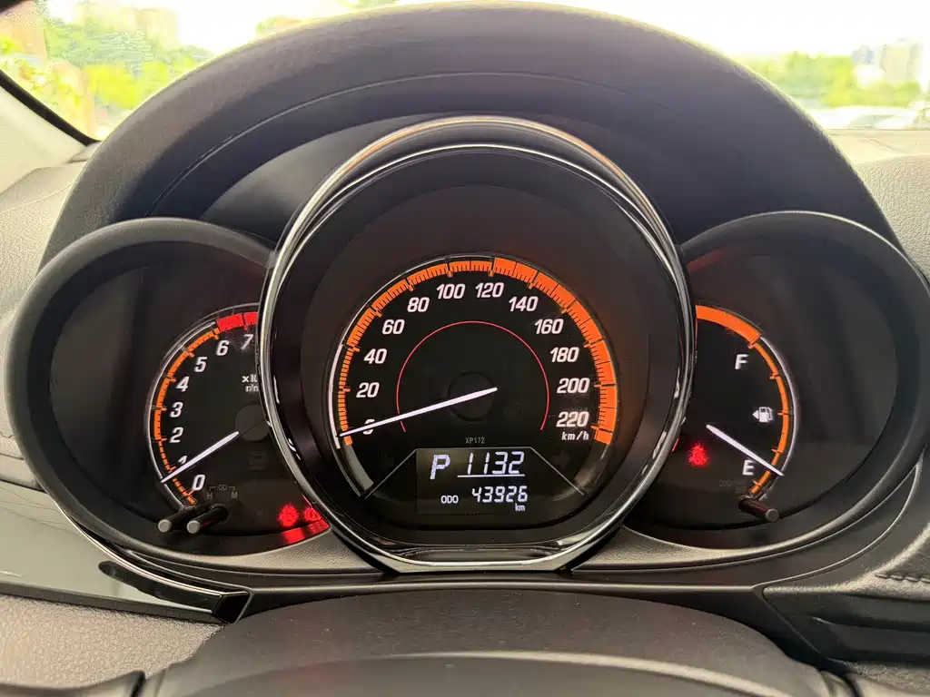 Toyota Yaris L — фото 10