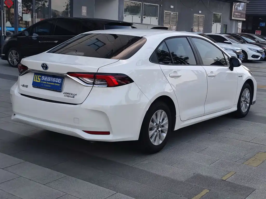 Toyota Corolla — фото 5