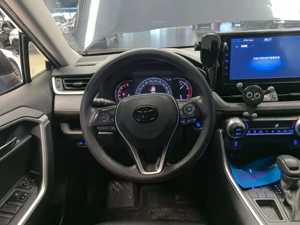 Toyota RAV4 — фото 11