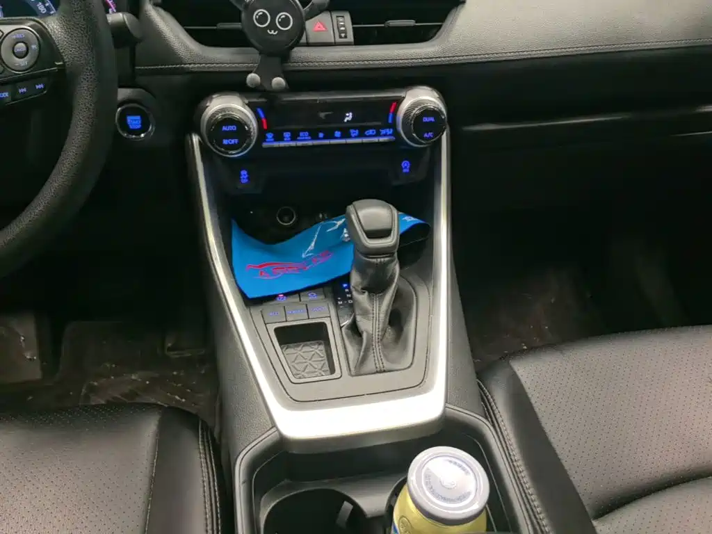 Toyota RAV4 — фото 14