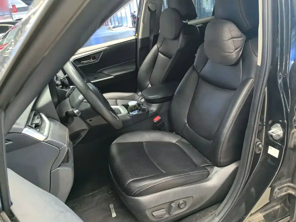 Toyota RAV4 — фото 15