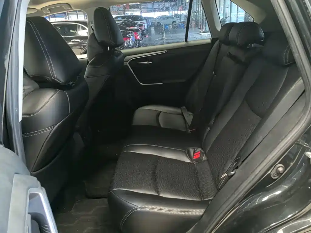 Toyota RAV4 — фото 17