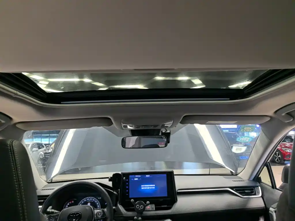 Toyota RAV4 — фото 18