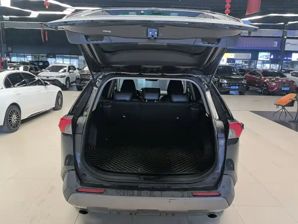Toyota RAV4 — фото 19