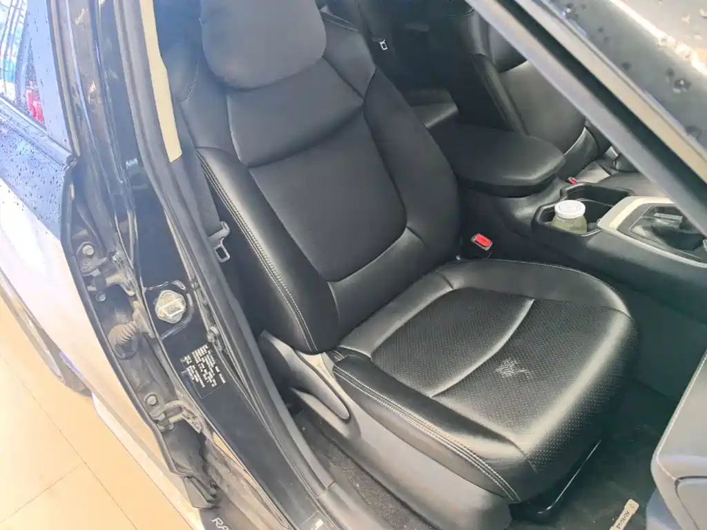 Toyota RAV4 — фото 25