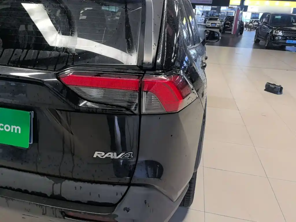 Toyota RAV4 — фото 8