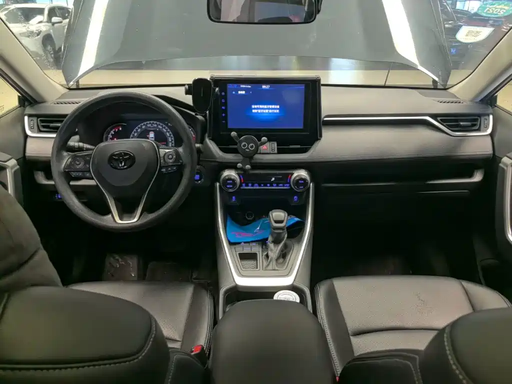 Toyota RAV4 — фото 10