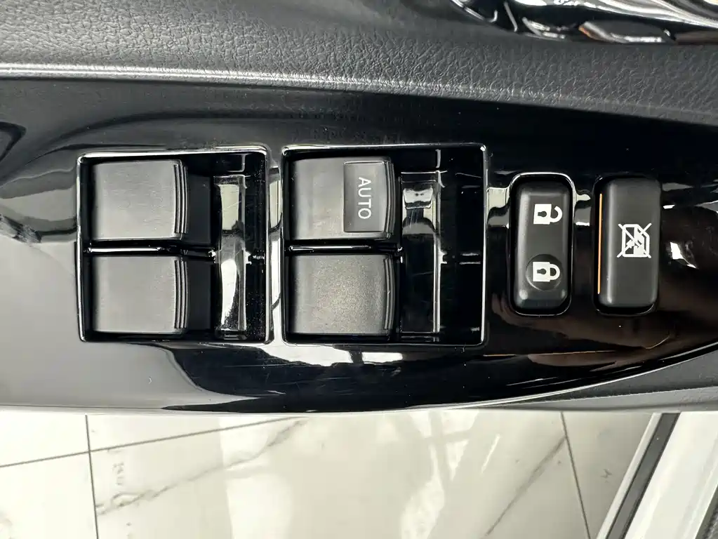 Toyota Yaris L — фото 11
