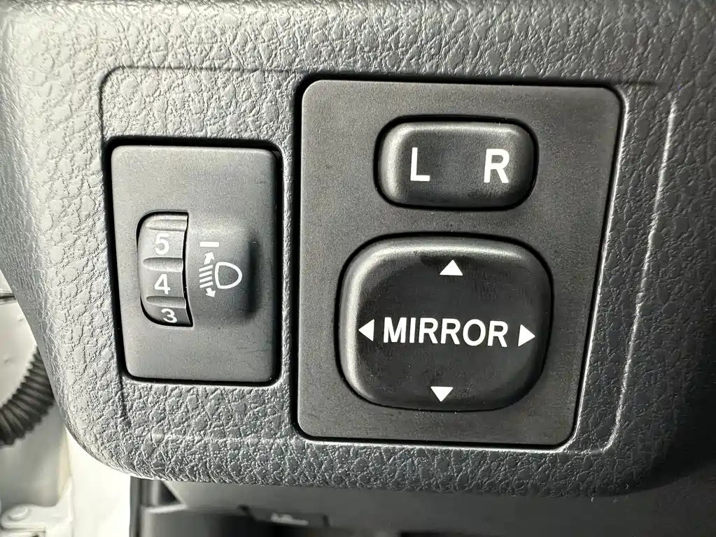 Toyota Yaris L — фото 13