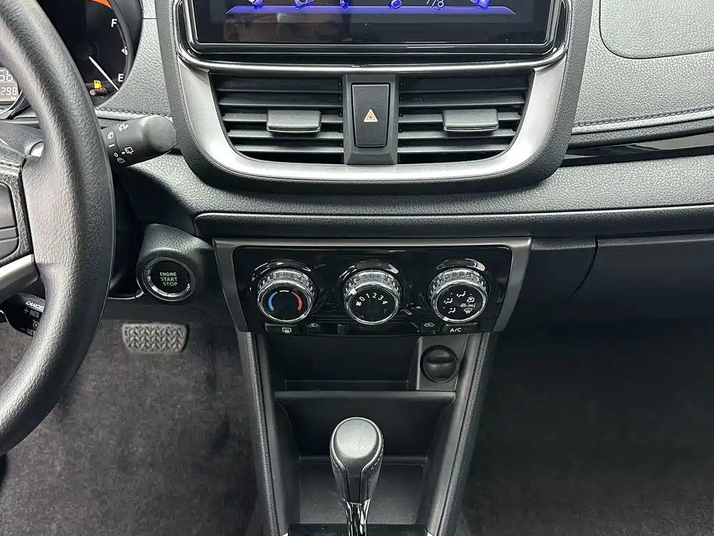 Toyota Yaris L — фото 15