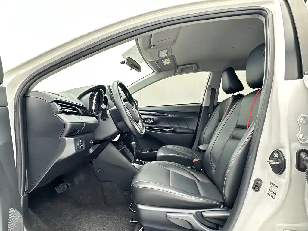 Toyota Yaris L — фото 4