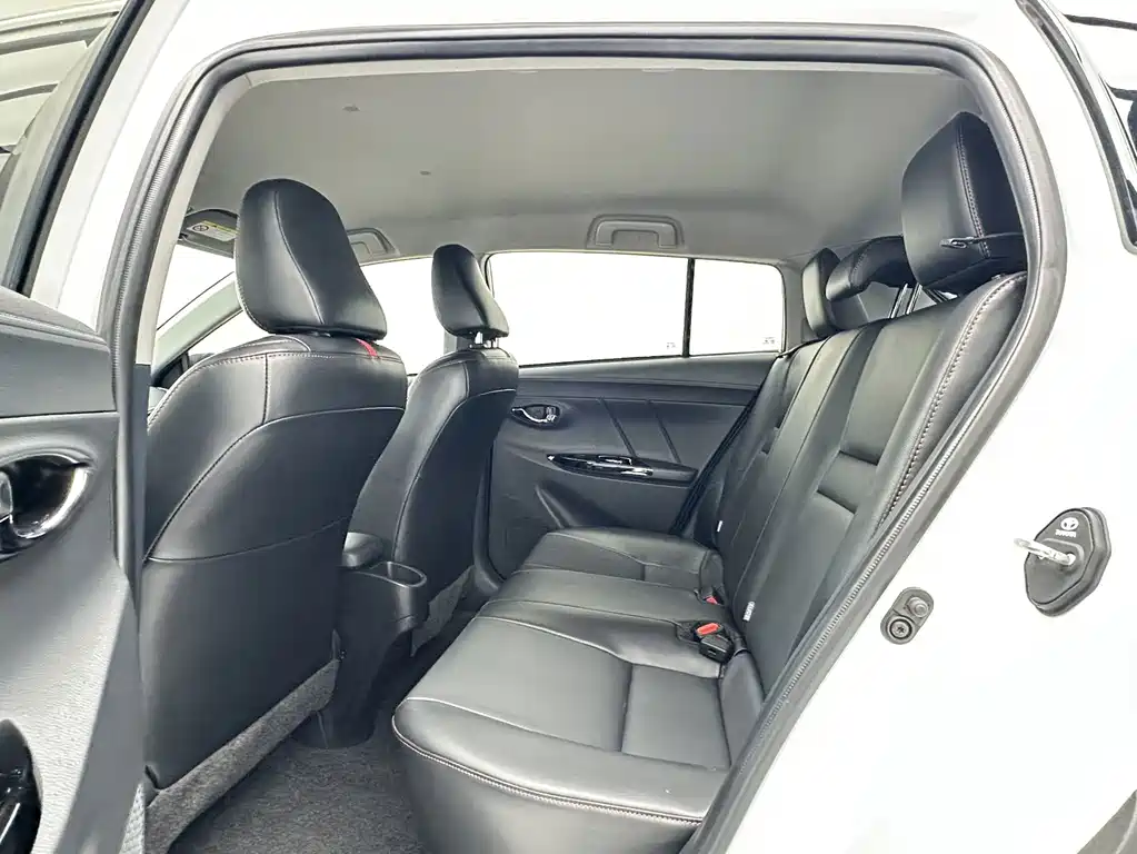 Toyota Yaris L — фото 5