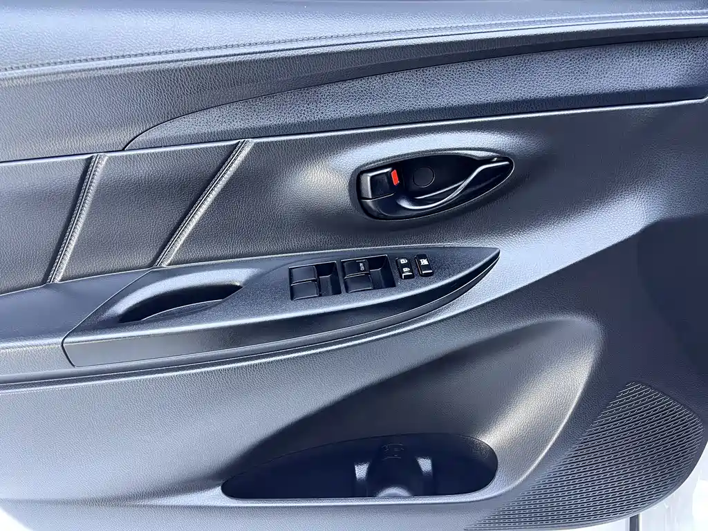 Toyota Yaris L — фото 7