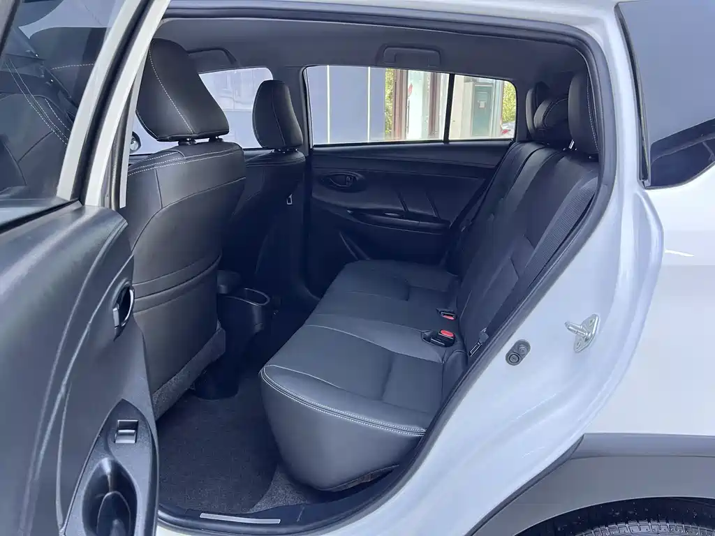 Toyota Yaris L — фото 10