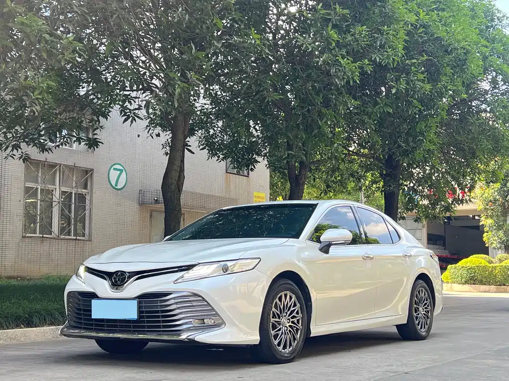 Toyota Camry — фото 2