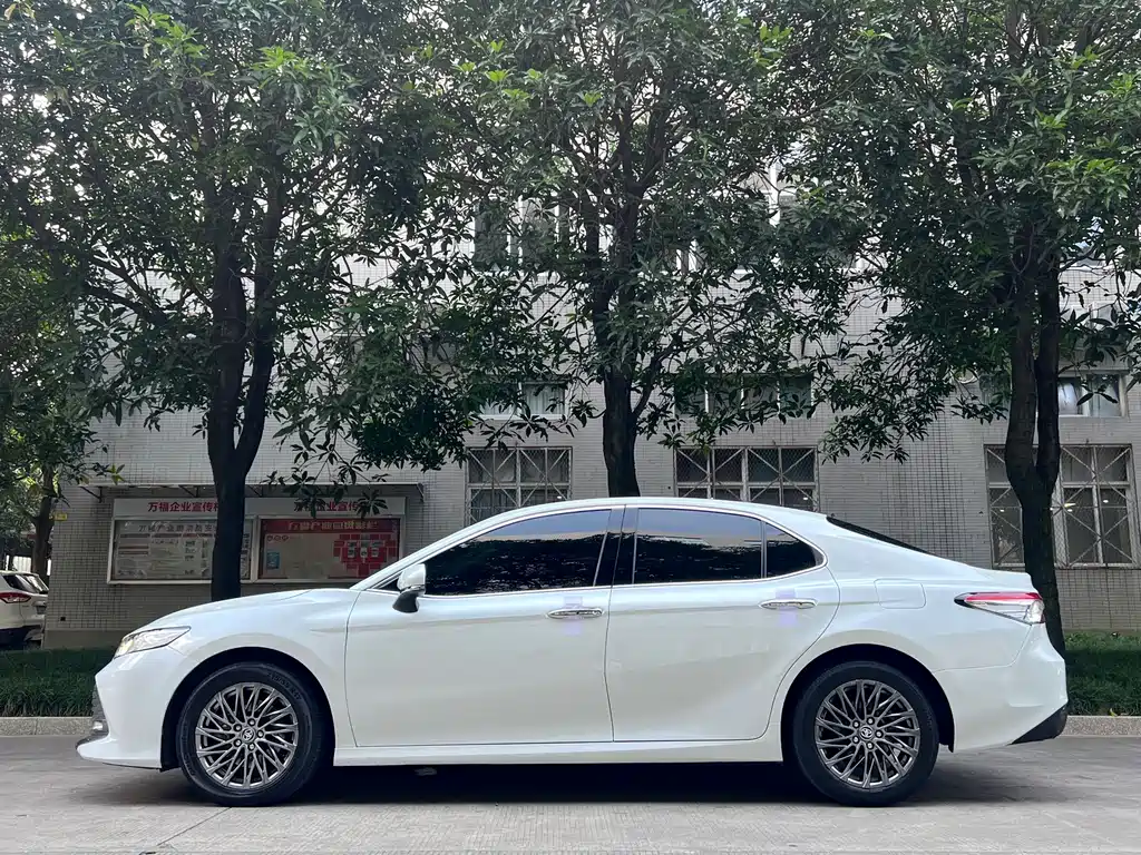 Toyota Camry — фото 5