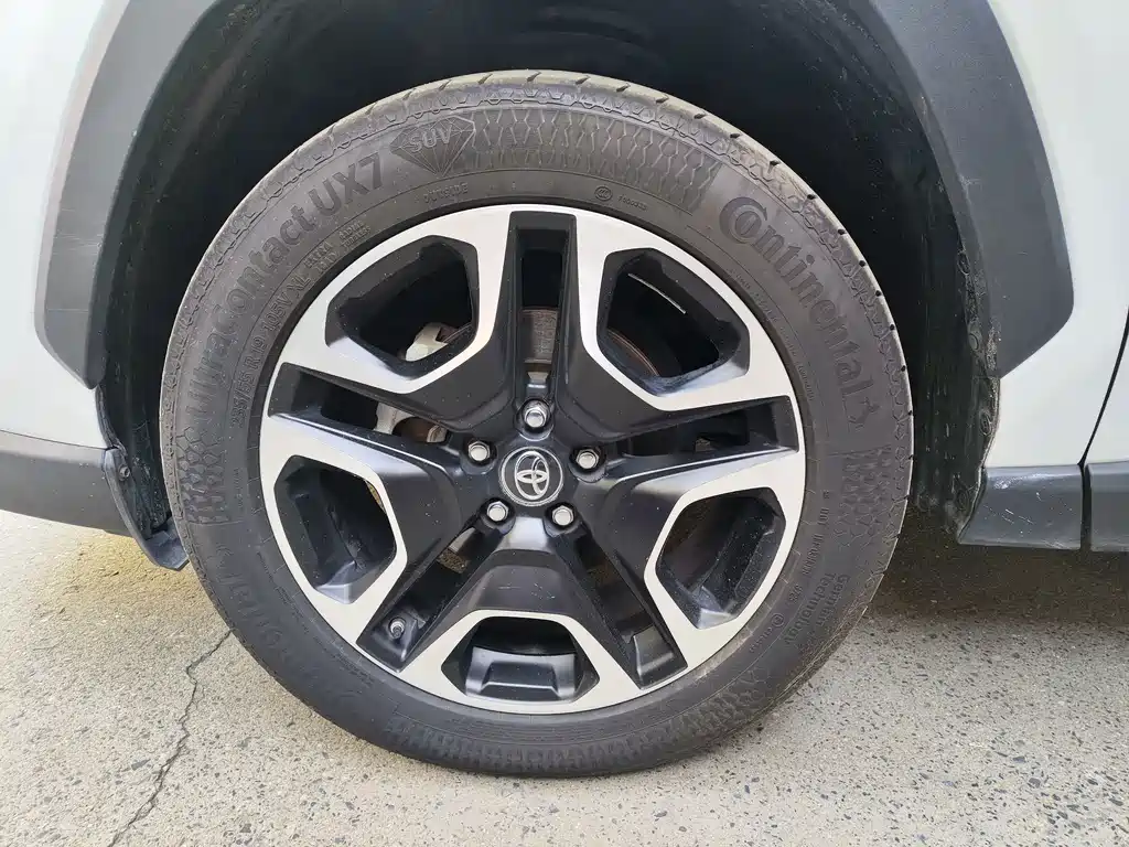 Toyota RAV4 — фото 11