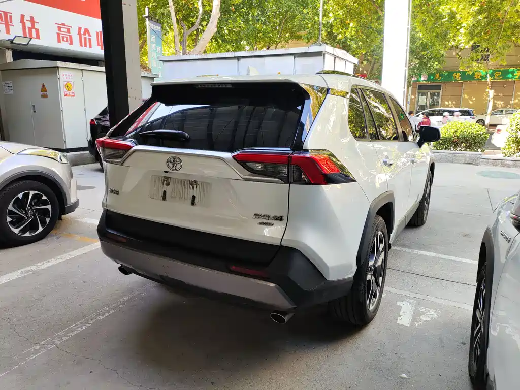 Toyota RAV4 — фото 13