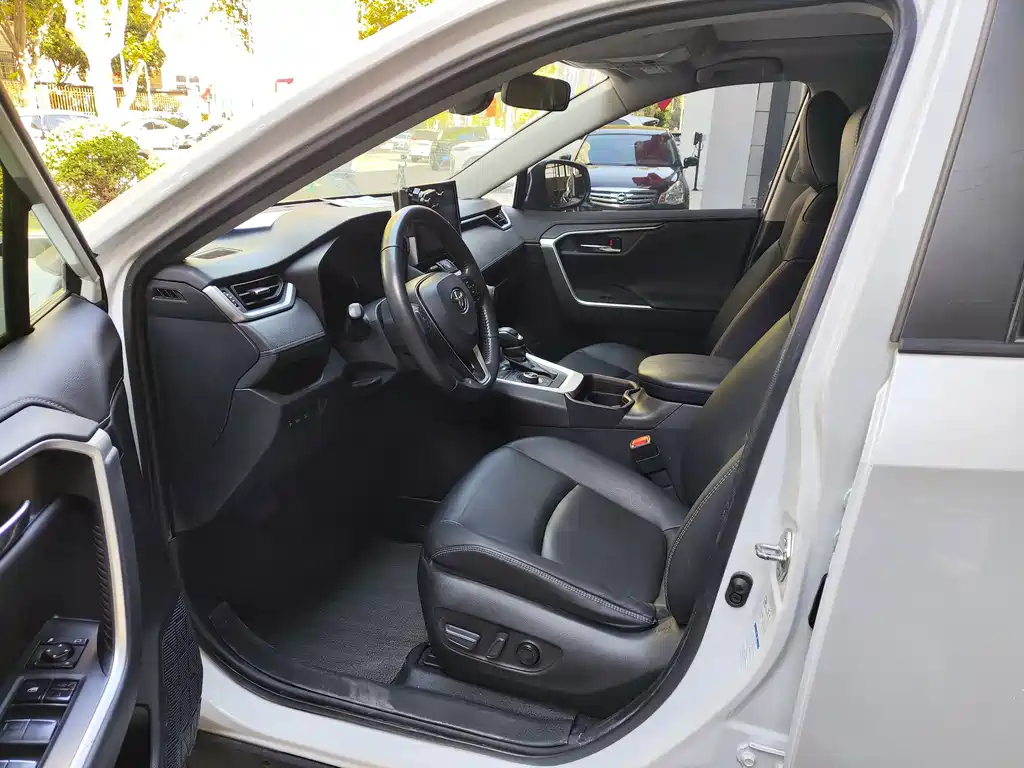Toyota RAV4 — фото 4
