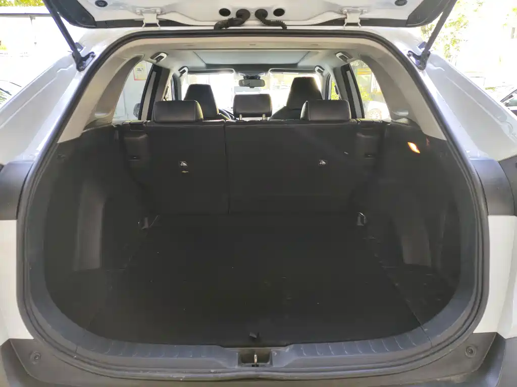 Toyota RAV4 — фото 8