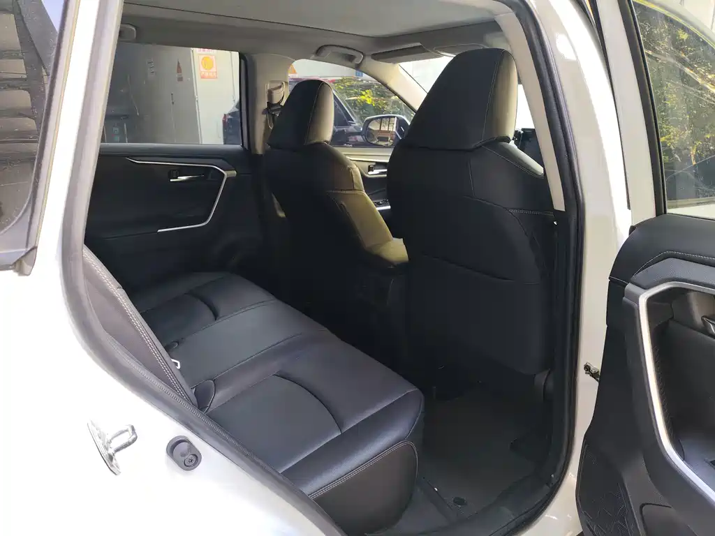 Toyota RAV4 — фото 10