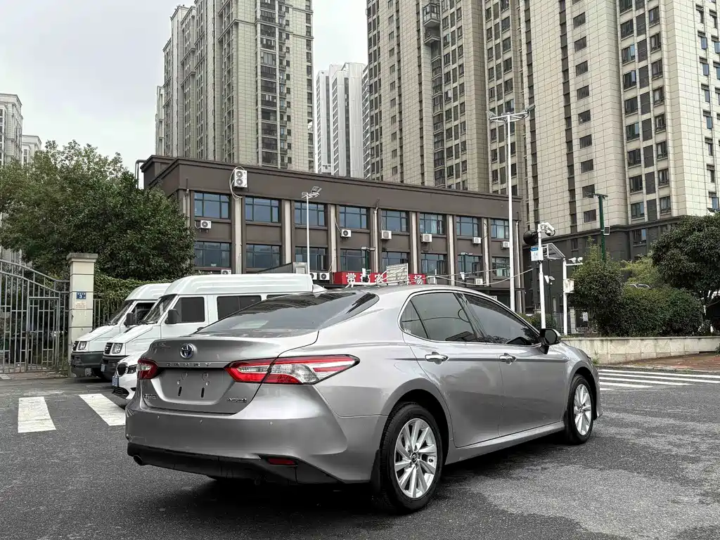 Toyota Camry — фото 4