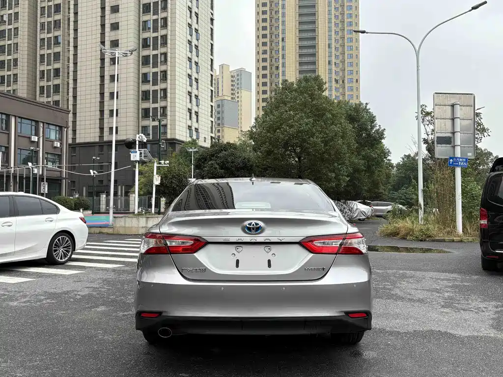 Toyota Camry — фото 5