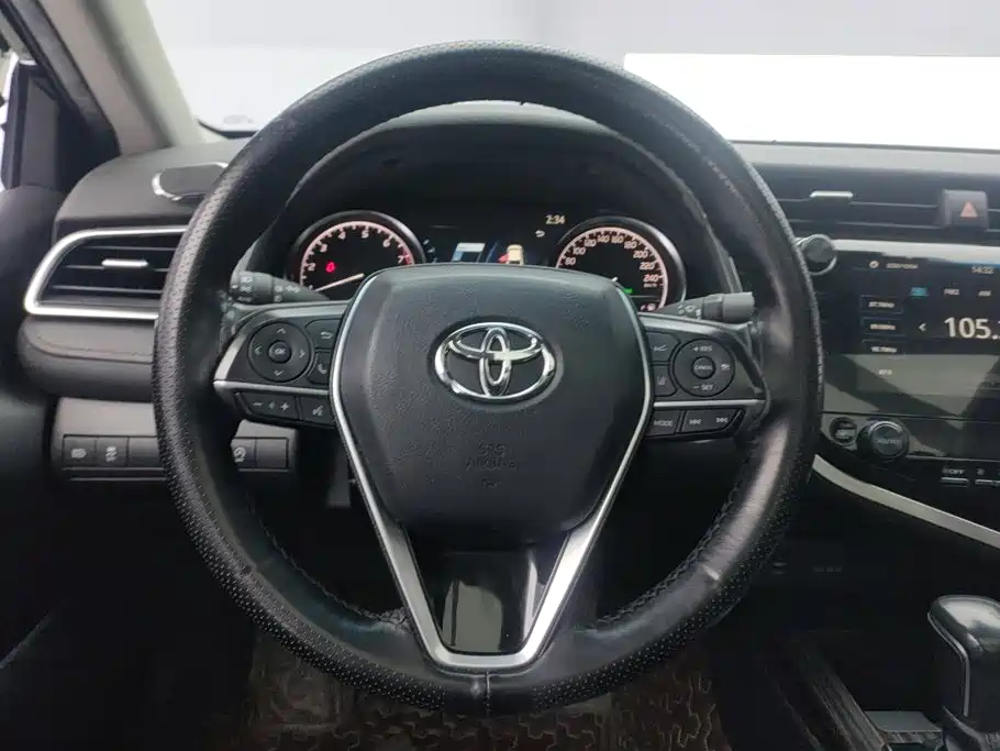 Toyota Camry — фото 15