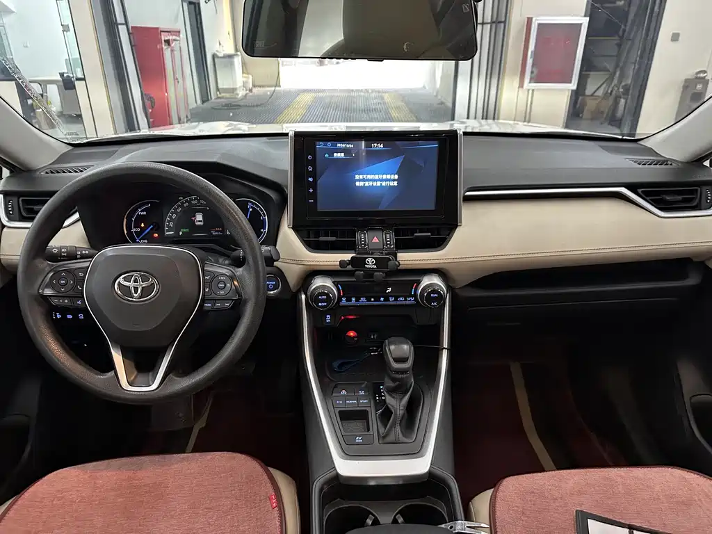 Toyota RAV4 — фото 6