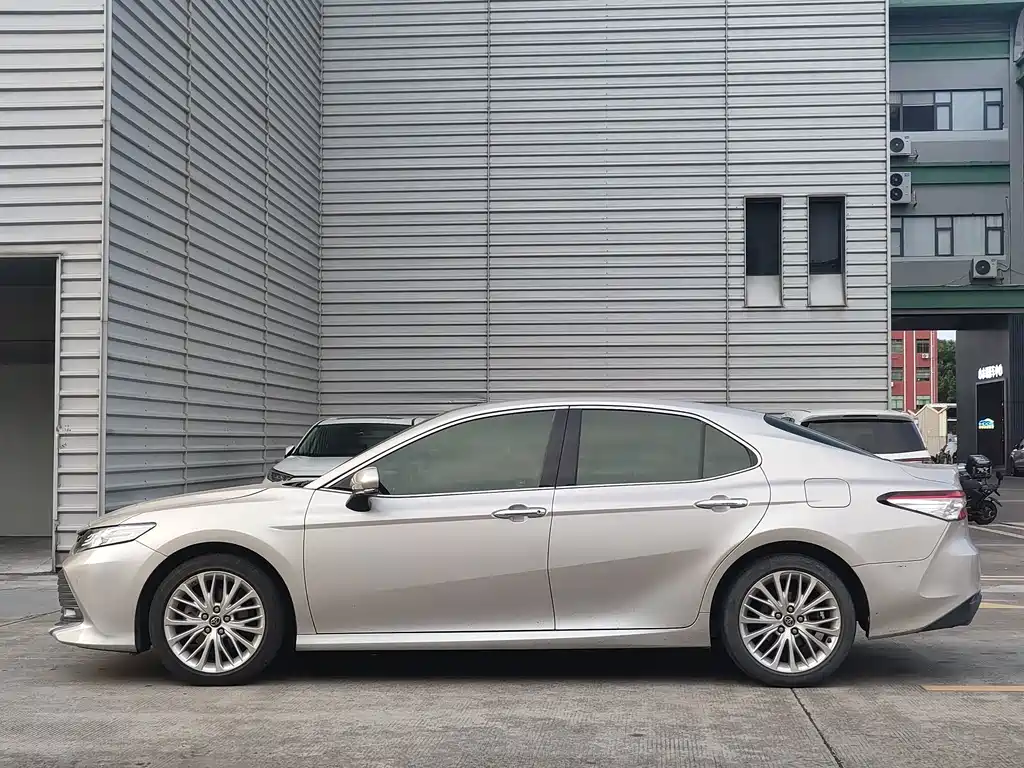 Toyota Camry — фото 2
