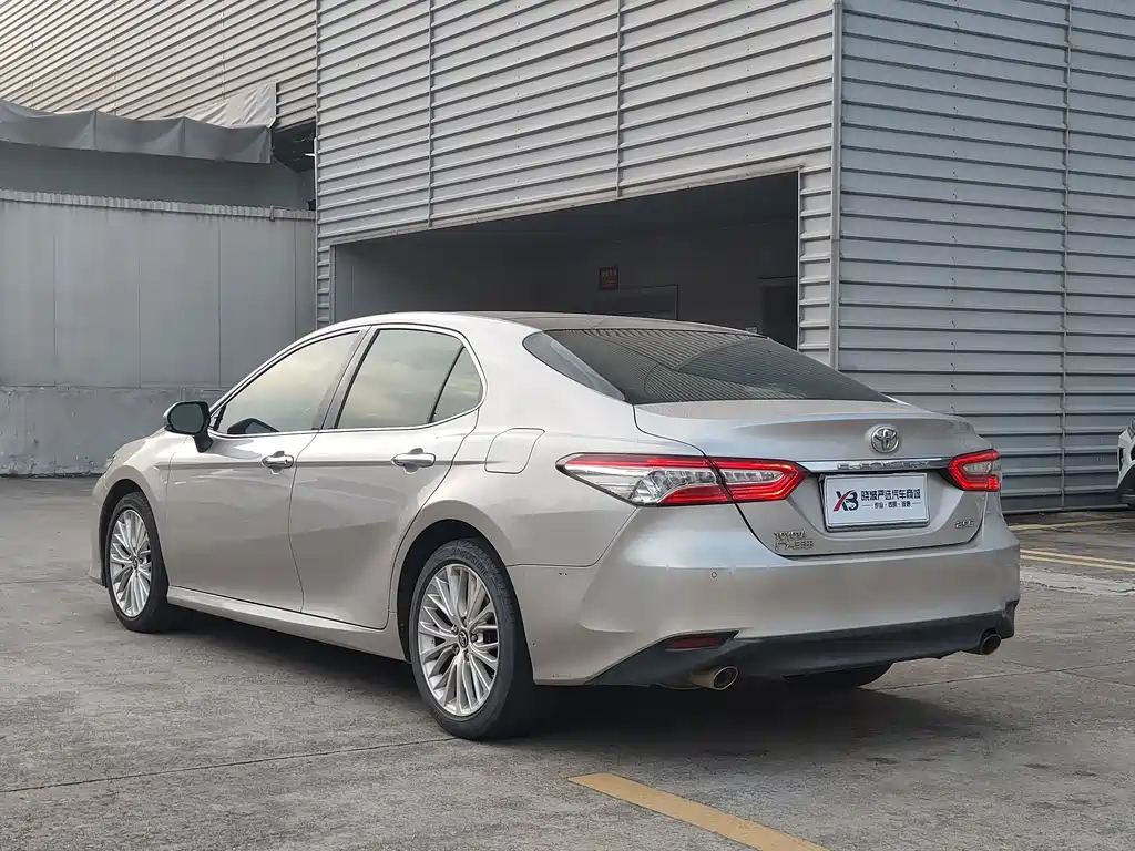 Toyota Camry — фото 5