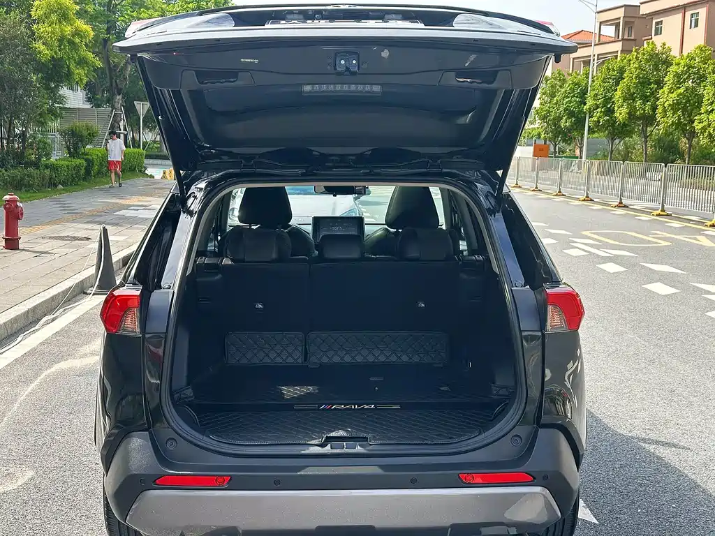 Toyota RAV4 — фото 11