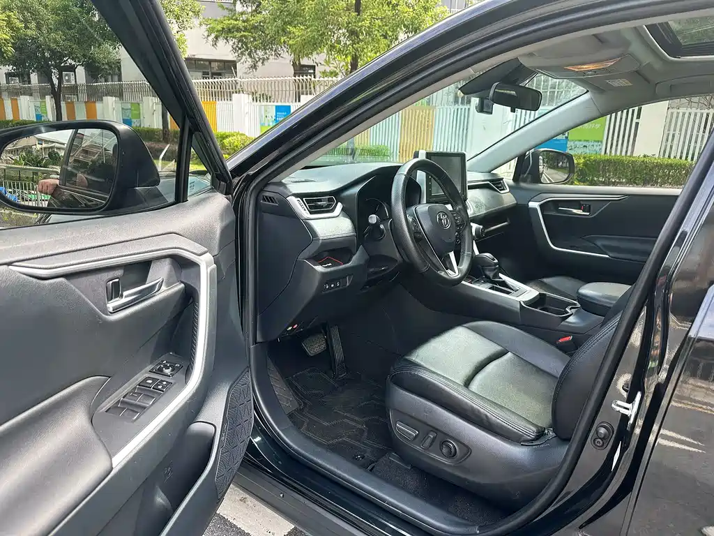 Toyota RAV4 — фото 13