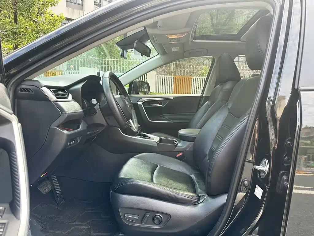 Toyota RAV4 — фото 14
