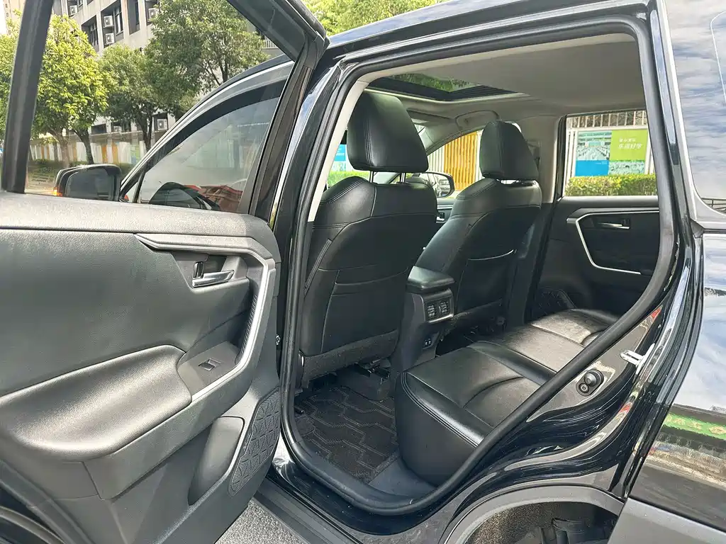 Toyota RAV4 — фото 15