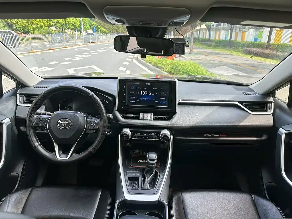 Toyota RAV4 — фото 17